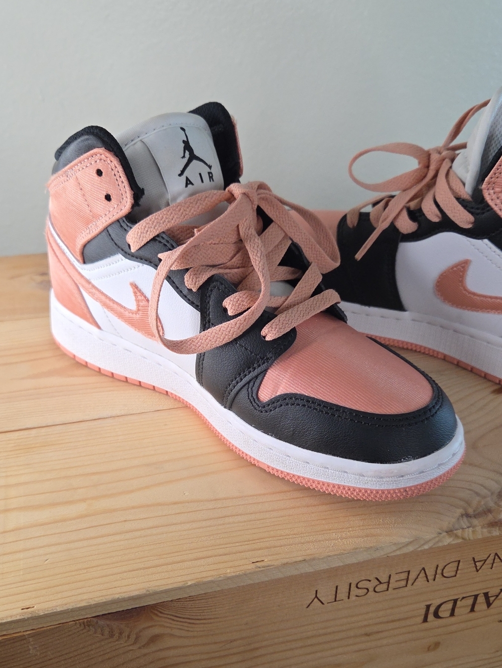 Nike Air Jordan Metro 1 Mid GS DM9077-108 Coral Black White Kids Sneaker Sz 4Y